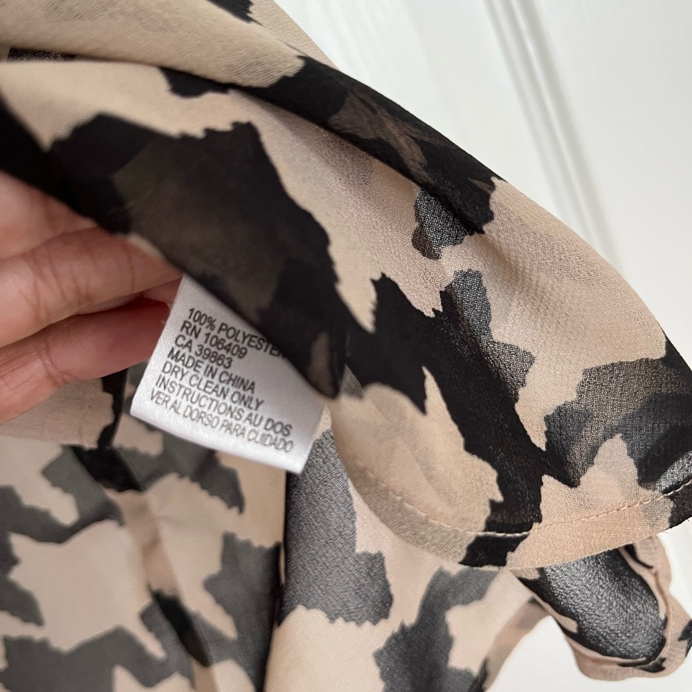 Stylish Black and Cream Women's Top Tahari Sleevless Blouse Size Large - Picture 8 of 13